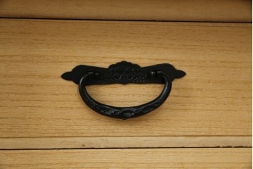 中古　仙台民芸箪笥　欅産業　漆塗り　立派な杢目と牡丹があしらわれた装飾金具が美しい仙台箪笥　定価約60万円相当　(R-084679)