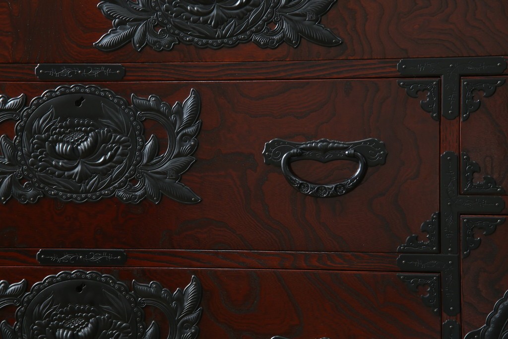 中古　仙台民芸箪笥　欅産業　漆塗り　立派な杢目と牡丹があしらわれた装飾金具が美しい仙台箪笥　定価約60万円相当　(R-084679)