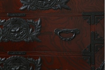 中古　仙台民芸箪笥　欅産業　漆塗り　立派な杢目と牡丹があしらわれた装飾金具が美しい仙台箪笥　定価約60万円相当　(R-084679)