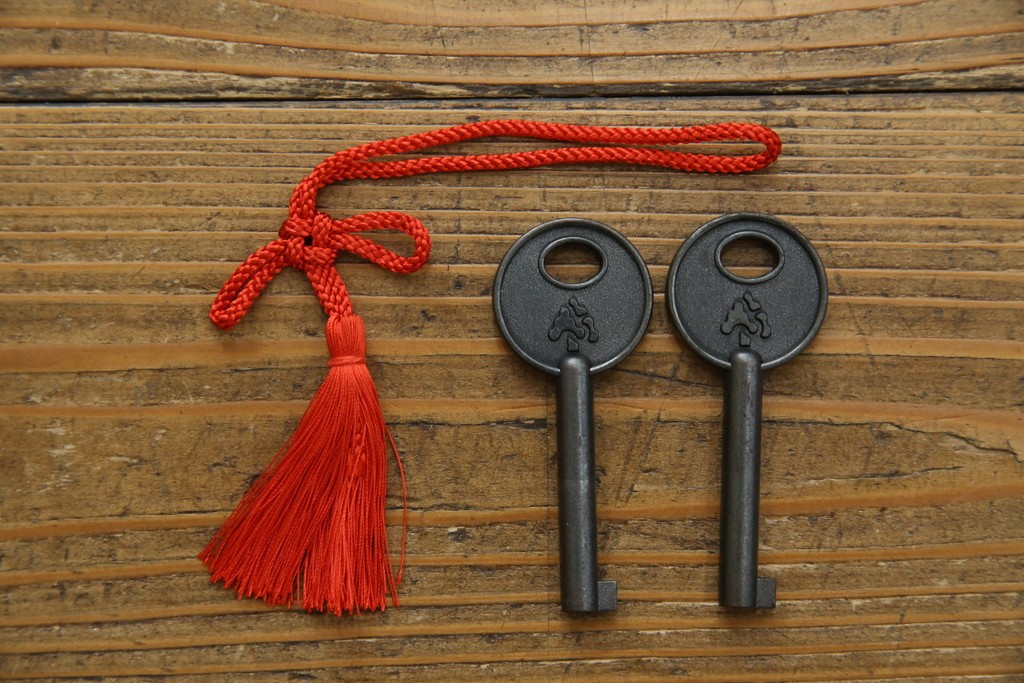 中古　仙台民芸箪笥　欅産業　漆塗り　立派な杢目と牡丹があしらわれた装飾金具が美しい仙台箪笥　定価約60万円相当　(R-084679)