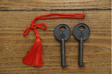 中古　仙台民芸箪笥　欅産業　漆塗り　立派な杢目と牡丹があしらわれた装飾金具が美しい仙台箪笥　定価約60万円相当　(R-084679)