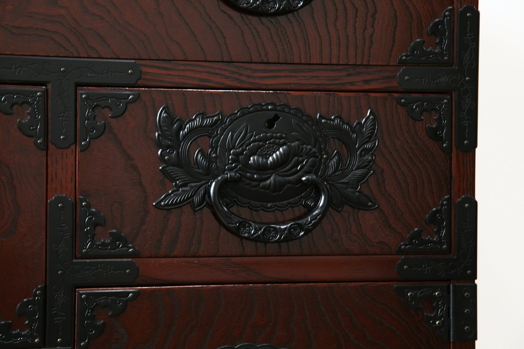 中古　仙台民芸箪笥　欅産業　漆塗り　立派な杢目と牡丹があしらわれた装飾金具が美しい仙台箪笥　定価約60万円相当　(R-084679)