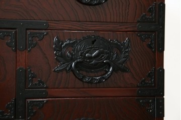 中古　仙台民芸箪笥　欅産業　漆塗り　立派な杢目と牡丹があしらわれた装飾金具が美しい仙台箪笥　定価約60万円相当　(R-084679)