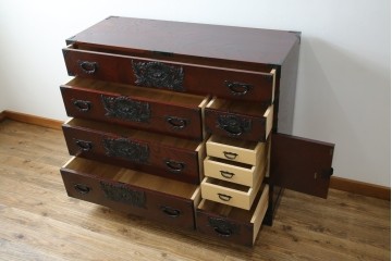 中古　仙台民芸箪笥　欅産業　漆塗り　立派な杢目と牡丹があしらわれた装飾金具が美しい仙台箪笥　定価約60万円相当　(R-084679)