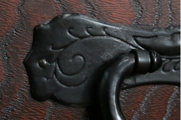 中古　仙台民芸箪笥　欅産業　漆塗り　立派な杢目と牡丹があしらわれた装飾金具が美しい仙台箪笥　定価約60万円相当　(R-084679)