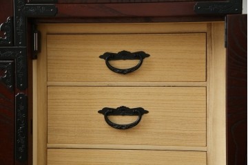 中古　仙台民芸箪笥　欅産業　漆塗り　立派な杢目と牡丹があしらわれた装飾金具が美しい仙台箪笥　定価約60万円相当　(R-084679)