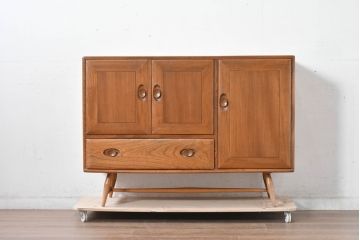 イギリスビンテージ　ERCOL(アーコール)　かわいい脚付きモデル!!　暮らしに上質なぬくもりを添えるサイドボード(R-084680)