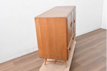イギリスビンテージ　ERCOL(アーコール)　かわいい脚付きモデル!!　暮らしに上質なぬくもりを添えるサイドボード(R-084680)