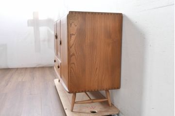 イギリスビンテージ　ERCOL(アーコール)　かわいい脚付きモデル!!　暮らしに上質なぬくもりを添えるサイドボード(R-084680)