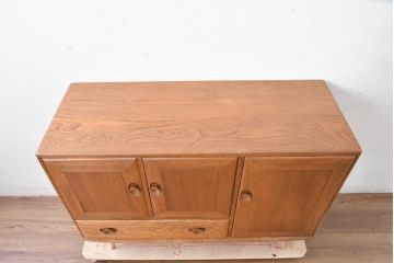 イギリスビンテージ　ERCOL(アーコール)　かわいい脚付きモデル!!　暮らしに上質なぬくもりを添えるサイドボード(R-084680)
