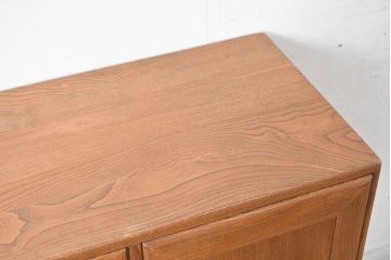 イギリスビンテージ　ERCOL(アーコール)　かわいい脚付きモデル!!　暮らしに上質なぬくもりを添えるサイドボード(R-084680)