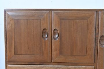 イギリスビンテージ　ERCOL(アーコール)　かわいい脚付きモデル!!　暮らしに上質なぬくもりを添えるサイドボード(R-084680)