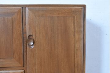 イギリスビンテージ　ERCOL(アーコール)　かわいい脚付きモデル!!　暮らしに上質なぬくもりを添えるサイドボード(R-084680)