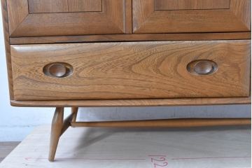 イギリスビンテージ　ERCOL(アーコール)　かわいい脚付きモデル!!　暮らしに上質なぬくもりを添えるサイドボード(R-084680)