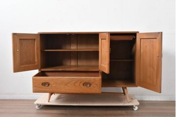 イギリスビンテージ　ERCOL(アーコール)　かわいい脚付きモデル!!　暮らしに上質なぬくもりを添えるサイドボード(R-084680)
