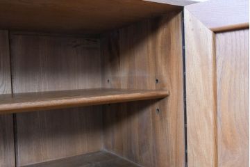 イギリスビンテージ　ERCOL(アーコール)　かわいい脚付きモデル!!　暮らしに上質なぬくもりを添えるサイドボード(R-084680)