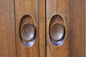 イギリスビンテージ　ERCOL(アーコール)　かわいい脚付きモデル!!　暮らしに上質なぬくもりを添えるサイドボード(R-084680)