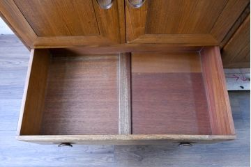 イギリスビンテージ　ERCOL(アーコール)　かわいい脚付きモデル!!　暮らしに上質なぬくもりを添えるサイドボード(R-084680)