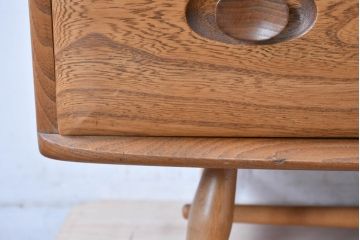 イギリスビンテージ　ERCOL(アーコール)　かわいい脚付きモデル!!　暮らしに上質なぬくもりを添えるサイドボード(R-084680)