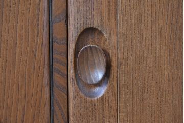 イギリスビンテージ　ERCOL(アーコール)　かわいい脚付きモデル!!　暮らしに上質なぬくもりを添えるサイドボード(R-084680)