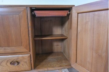 イギリスビンテージ　ERCOL(アーコール)　かわいい脚付きモデル!!　暮らしに上質なぬくもりを添えるサイドボード(R-084680)