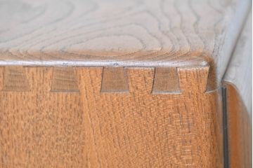 イギリスビンテージ　ERCOL(アーコール)　かわいい脚付きモデル!!　暮らしに上質なぬくもりを添えるサイドボード(R-084680)