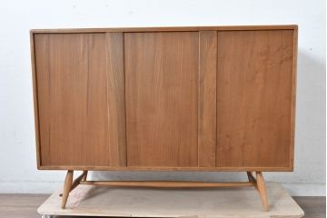 イギリスビンテージ　ERCOL(アーコール)　かわいい脚付きモデル!!　暮らしに上質なぬくもりを添えるサイドボード(R-084680)