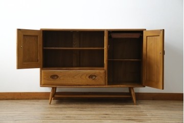 イギリスビンテージ　ERCOL(アーコール)　かわいい脚付きモデル!!　暮らしに上質なぬくもりを添えるサイドボード　(R-084680)
