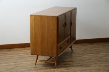 イギリスビンテージ　ERCOL(アーコール)　かわいい脚付きモデル!!　暮らしに上質なぬくもりを添えるサイドボード　(R-084680)