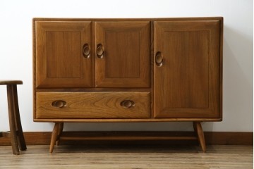 イギリスビンテージ　ERCOL(アーコール)　かわいい脚付きモデル!!　暮らしに上質なぬくもりを添えるサイドボード　(R-084680)