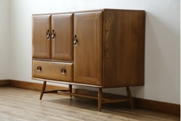 イギリスビンテージ　ERCOL(アーコール)　かわいい脚付きモデル!!　暮らしに上質なぬくもりを添えるサイドボード　(R-084680)