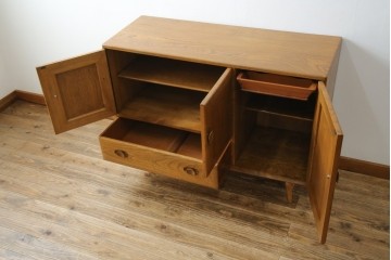 イギリスビンテージ　ERCOL(アーコール)　かわいい脚付きモデル!!　暮らしに上質なぬくもりを添えるサイドボード　(R-084680)