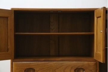 イギリスビンテージ　ERCOL(アーコール)　かわいい脚付きモデル!!　暮らしに上質なぬくもりを添えるサイドボード　(R-084680)