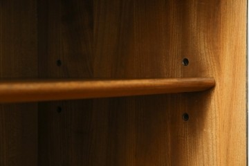 イギリスビンテージ　ERCOL(アーコール)　かわいい脚付きモデル!!　暮らしに上質なぬくもりを添えるサイドボード　(R-084680)