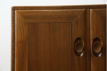 イギリスビンテージ　ERCOL(アーコール)　かわいい脚付きモデル!!　暮らしに上質なぬくもりを添えるサイドボード　(R-084680)