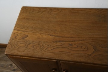 イギリスビンテージ　ERCOL(アーコール)　かわいい脚付きモデル!!　暮らしに上質なぬくもりを添えるサイドボード　(R-084680)