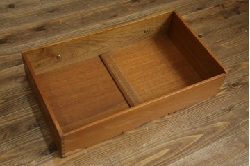 イギリスビンテージ　ERCOL(アーコール)　かわいい脚付きモデル!!　暮らしに上質なぬくもりを添えるサイドボード　(R-084680)