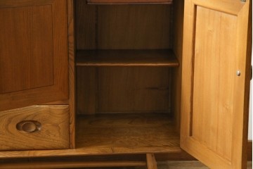 イギリスビンテージ　ERCOL(アーコール)　かわいい脚付きモデル!!　暮らしに上質なぬくもりを添えるサイドボード　(R-084680)