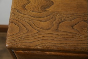 イギリスビンテージ　ERCOL(アーコール)　かわいい脚付きモデル!!　暮らしに上質なぬくもりを添えるサイドボード　(R-084680)