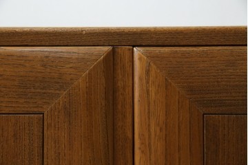 イギリスビンテージ　ERCOL(アーコール)　かわいい脚付きモデル!!　暮らしに上質なぬくもりを添えるサイドボード　(R-084680)