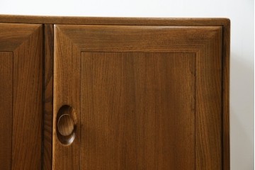 イギリスビンテージ　ERCOL(アーコール)　かわいい脚付きモデル!!　暮らしに上質なぬくもりを添えるサイドボード　(R-084680)