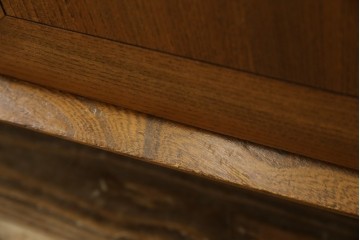 イギリスビンテージ　ERCOL(アーコール)　かわいい脚付きモデル!!　暮らしに上質なぬくもりを添えるサイドボード　(R-084680)