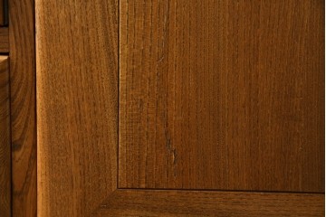 イギリスビンテージ　ERCOL(アーコール)　かわいい脚付きモデル!!　暮らしに上質なぬくもりを添えるサイドボード　(R-084680)