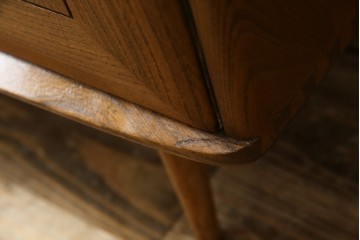 イギリスビンテージ　ERCOL(アーコール)　かわいい脚付きモデル!!　暮らしに上質なぬくもりを添えるサイドボード　(R-084680)