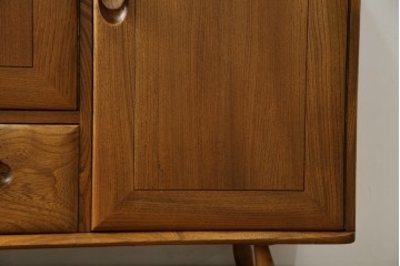 イギリスビンテージ　ERCOL(アーコール)　かわいい脚付きモデル!!　暮らしに上質なぬくもりを添えるサイドボード　(R-084680)
