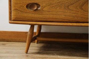 イギリスビンテージ　ERCOL(アーコール)　かわいい脚付きモデル!!　暮らしに上質なぬくもりを添えるサイドボード　(R-084680)