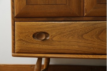 イギリスビンテージ　ERCOL(アーコール)　かわいい脚付きモデル!!　暮らしに上質なぬくもりを添えるサイドボード　(R-084680)