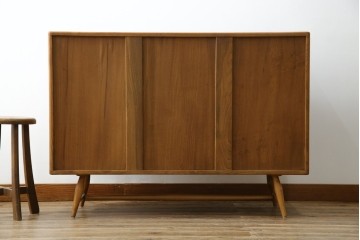 イギリスビンテージ　ERCOL(アーコール)　かわいい脚付きモデル!!　暮らしに上質なぬくもりを添えるサイドボード　(R-084680)