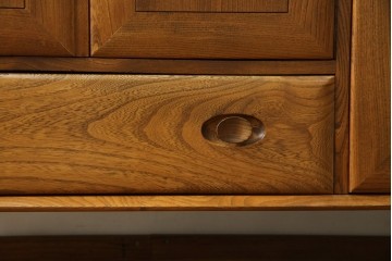 イギリスビンテージ　ERCOL(アーコール)　かわいい脚付きモデル!!　暮らしに上質なぬくもりを添えるサイドボード　(R-084680)