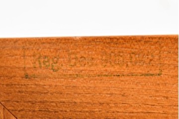 イギリスビンテージ　ERCOL(アーコール)　かわいい脚付きモデル!!　暮らしに上質なぬくもりを添えるサイドボード　(R-084680)